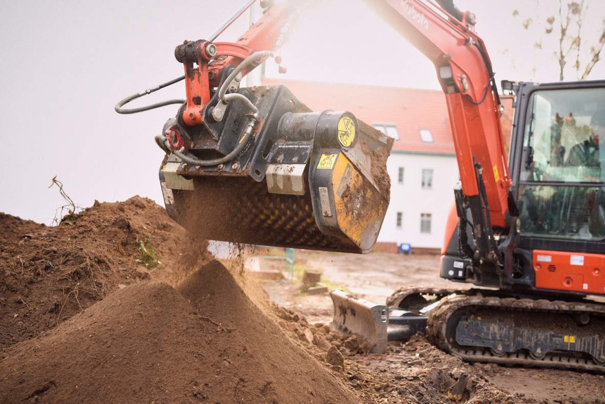 Frontlader hebt Erde aus. Frontlader hebt Erde aus.