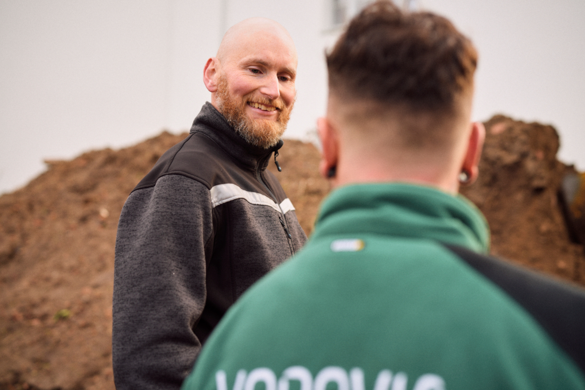 Vonovia Team vor einem Erdhügel. Vonovia Team vor einem Erdhügel.