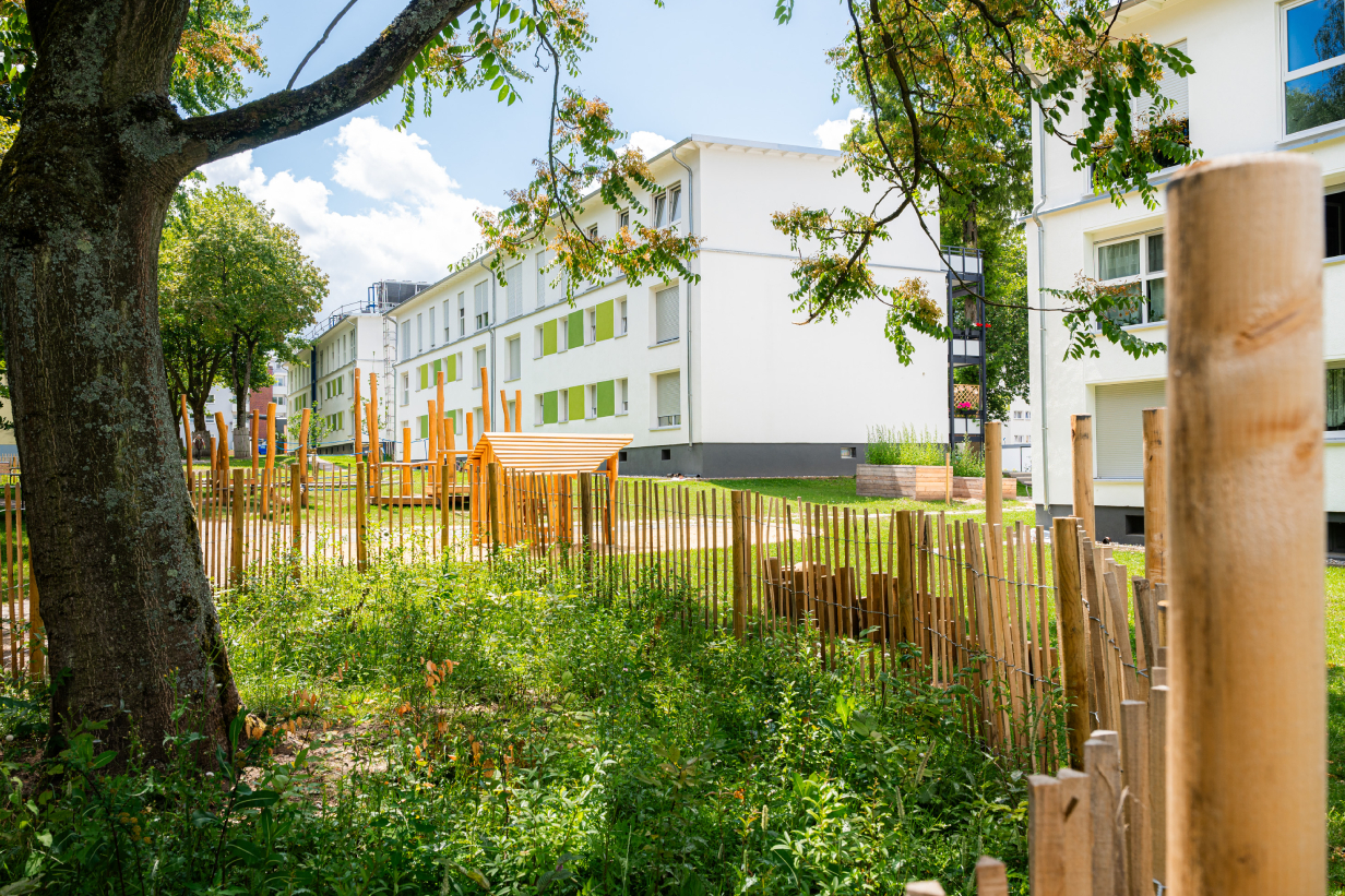 Nachhaltig geplante und umgesetzte Grünfläche neben einem Wohngebäudekomplex. Nachhaltig geplante und umgesetzte Grünfläche neben einem Wohngebäudekomplex.