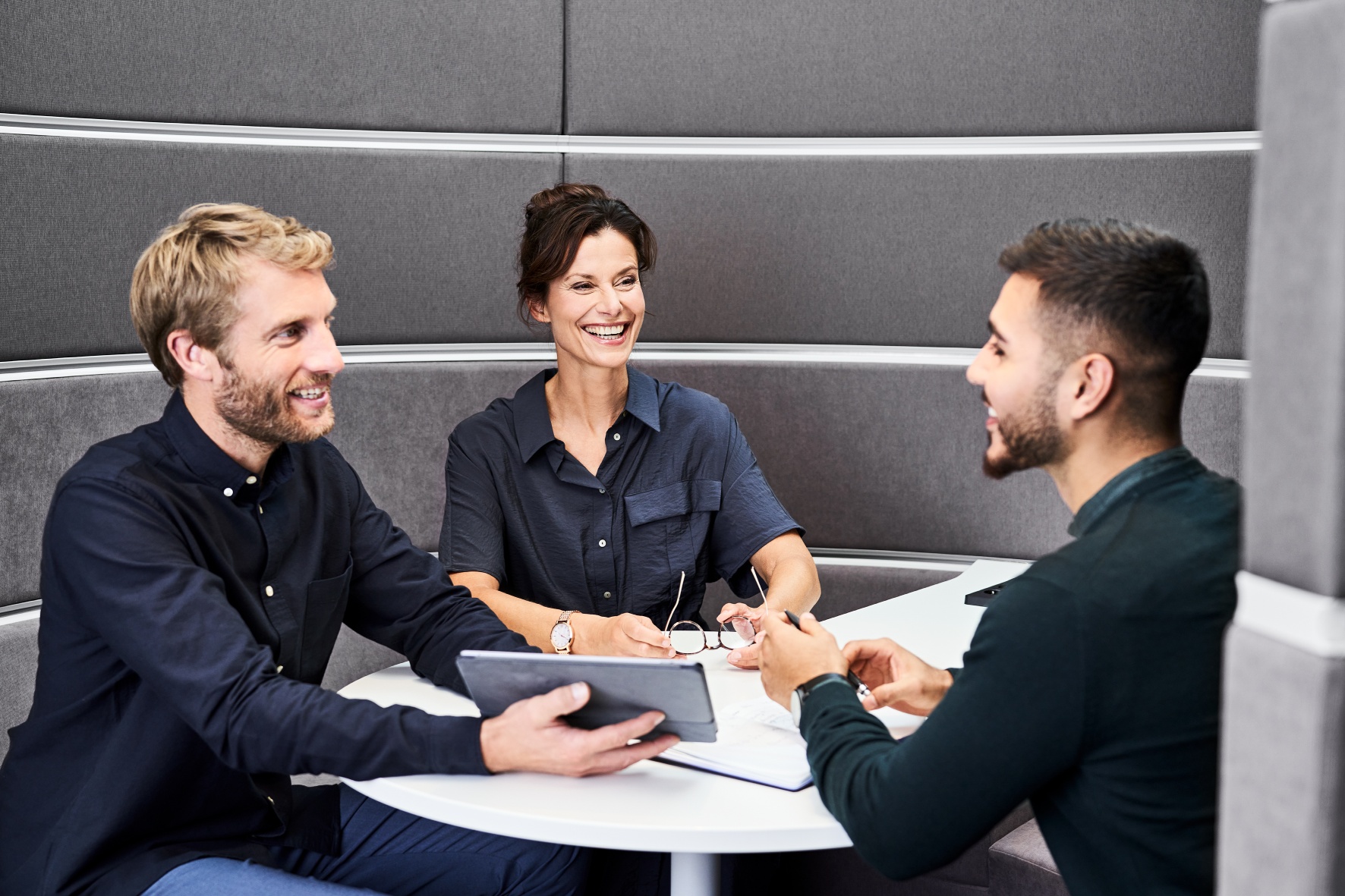 Mitarbeitende am runden Tisch zur operativen Beratung für Immobilien Management. Mitarbeitende am runden Tisch zur operativen Beratung für Immobilien Management.