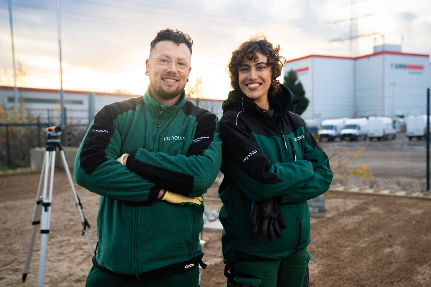 Team für die Freiflächenplanung nach HOAI lächelnd und mit verschränkten Armen vor einer Baustelle. Team für die Freiflächenplanung nach HOAI lächelnd und mit verschränkten Armen vor einer Baustelle.