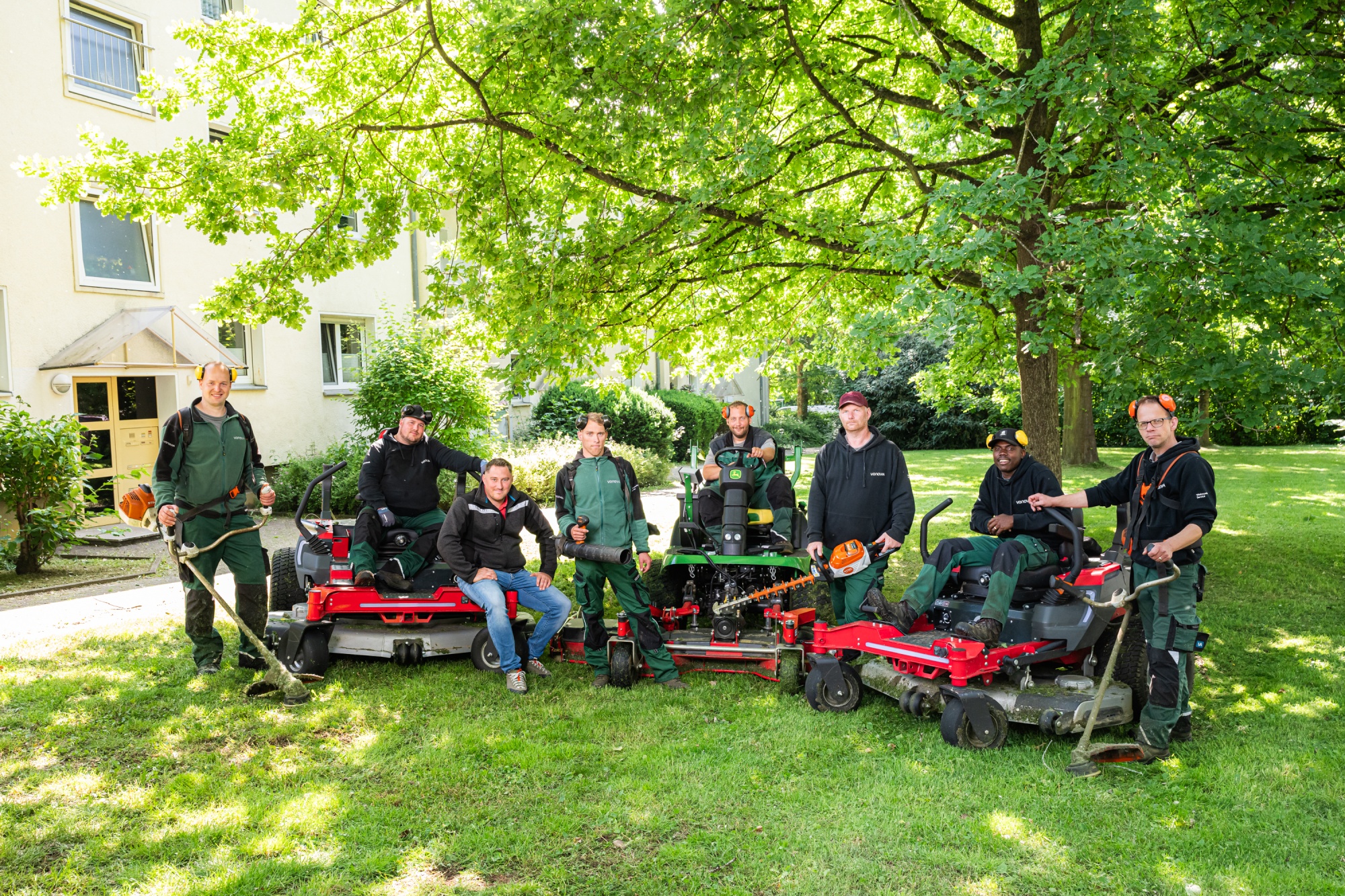 Gruppenfoto Team für Grünanlagenpflege mit Werkzeug und Geräten. Gruppenfoto Team für Grünanlagenpflege mit Werkzeug und Geräten.