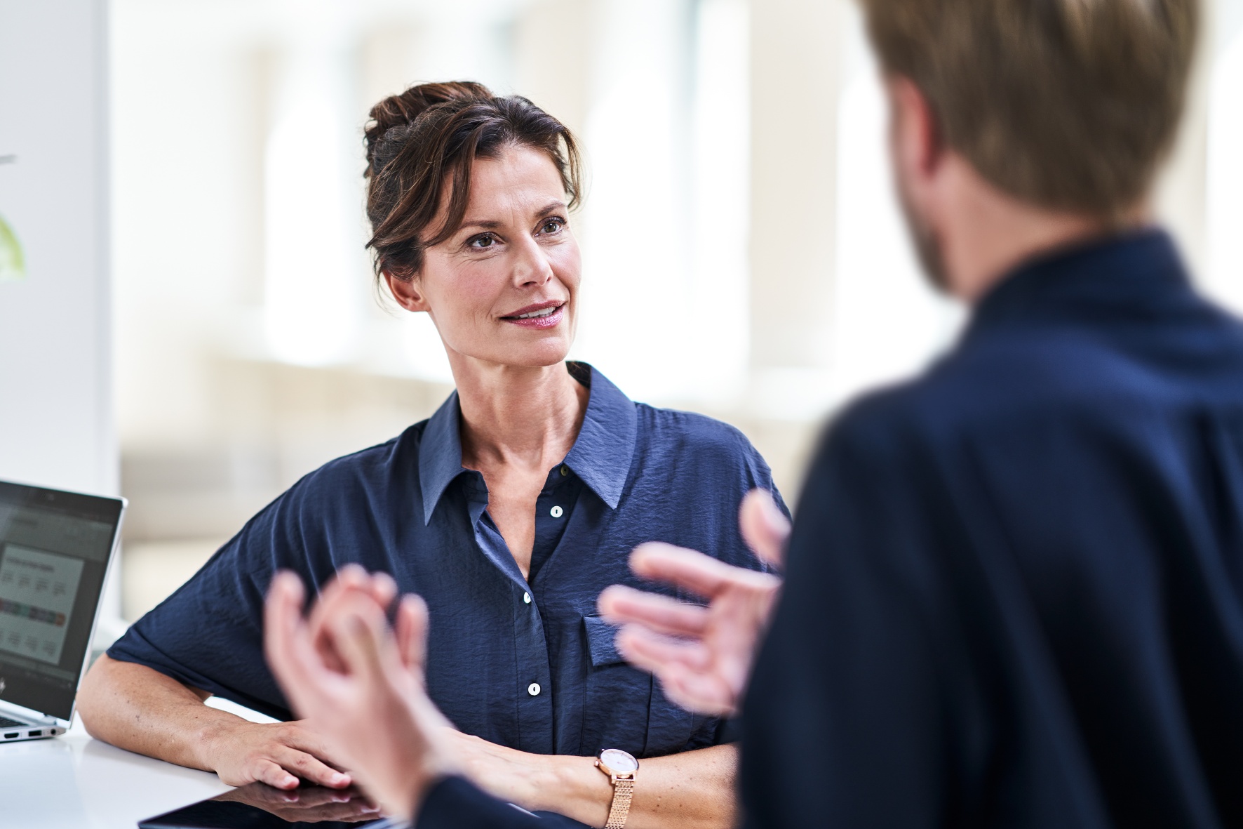 Beraterin und Kunde im Gespräch zu Immobilien Management Consulting. Beraterin und Kunde im Gespräch zu Immobilien Management Consulting.