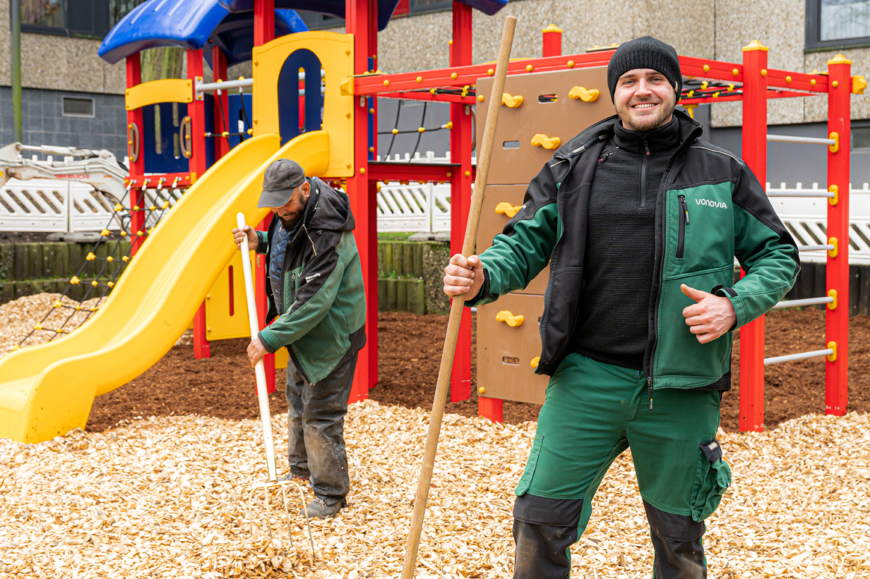 Zwei Mitarbeitende bei der Spielplatzinspektion für sichere Spielplätze. Zwei Mitarbeitende bei der Spielplatzinspektion für sichere Spielplätze.
