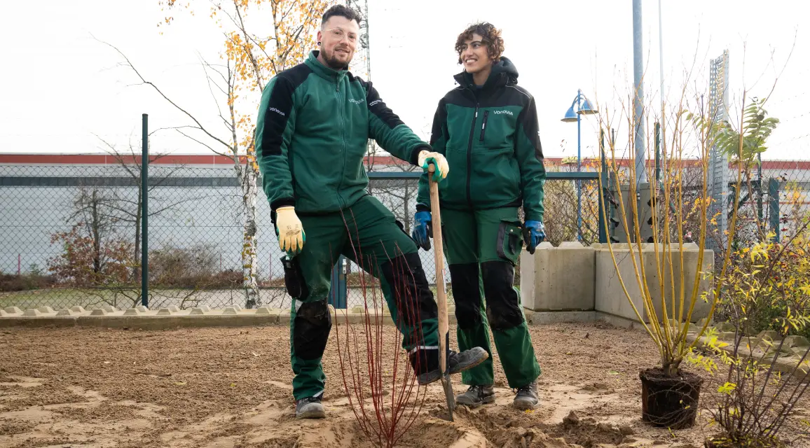Anleiter und Anleiterin für Auszubildende bei der Beetpflanzung im Außenbereich. Anleiter und Anleiterin für Auszubildende bei der Beetpflanzung im Außenbereich.
