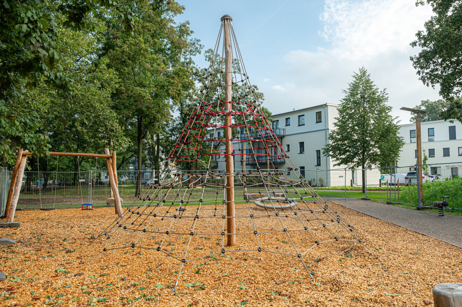 Klettergerüst und Schaukel auf einer gepflegten Außenanlage. Klettergerüst und Schaukel auf einer gepflegten Außenanlage.